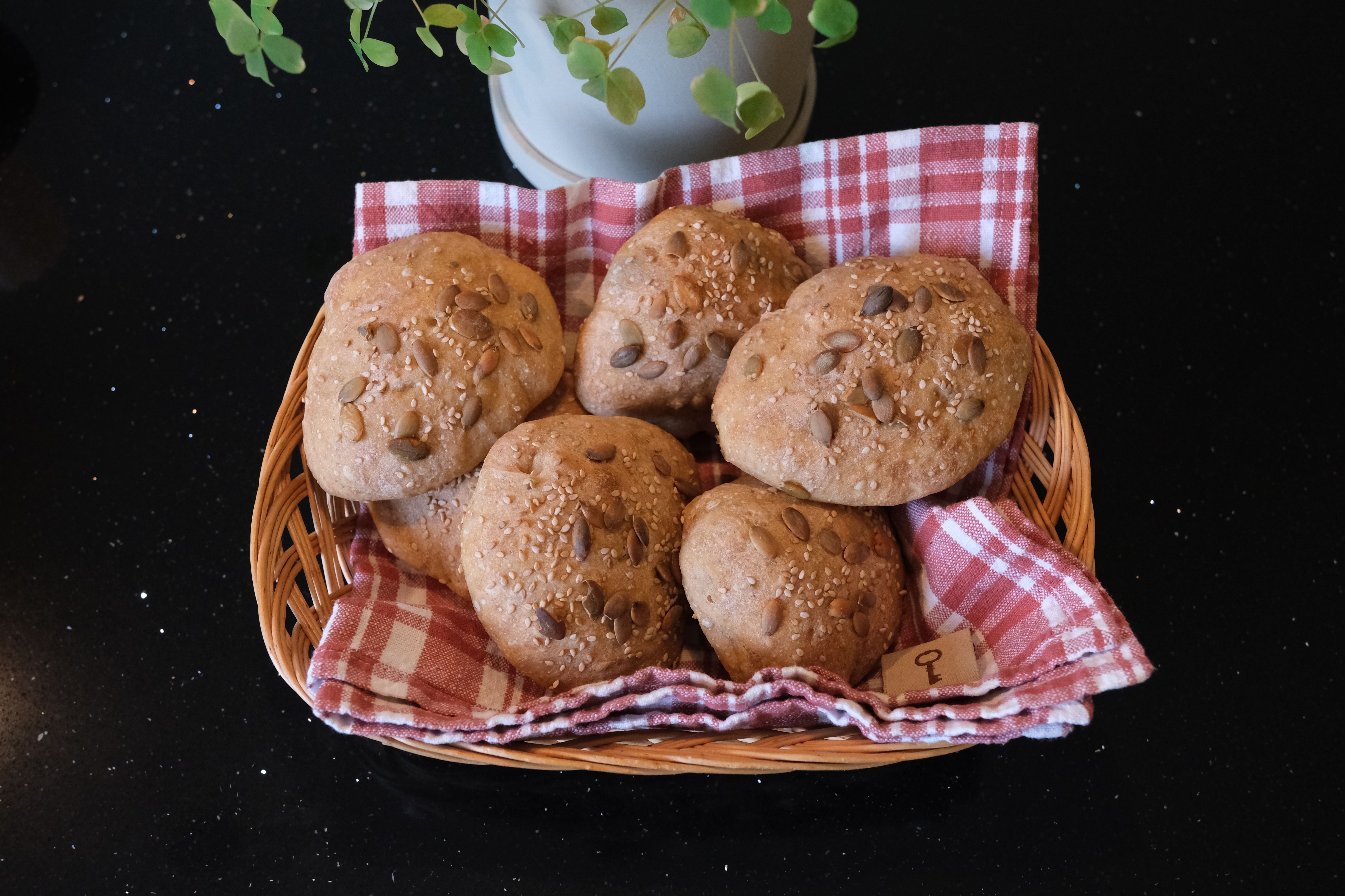 Enkle surdeigsrundstykker med spelt