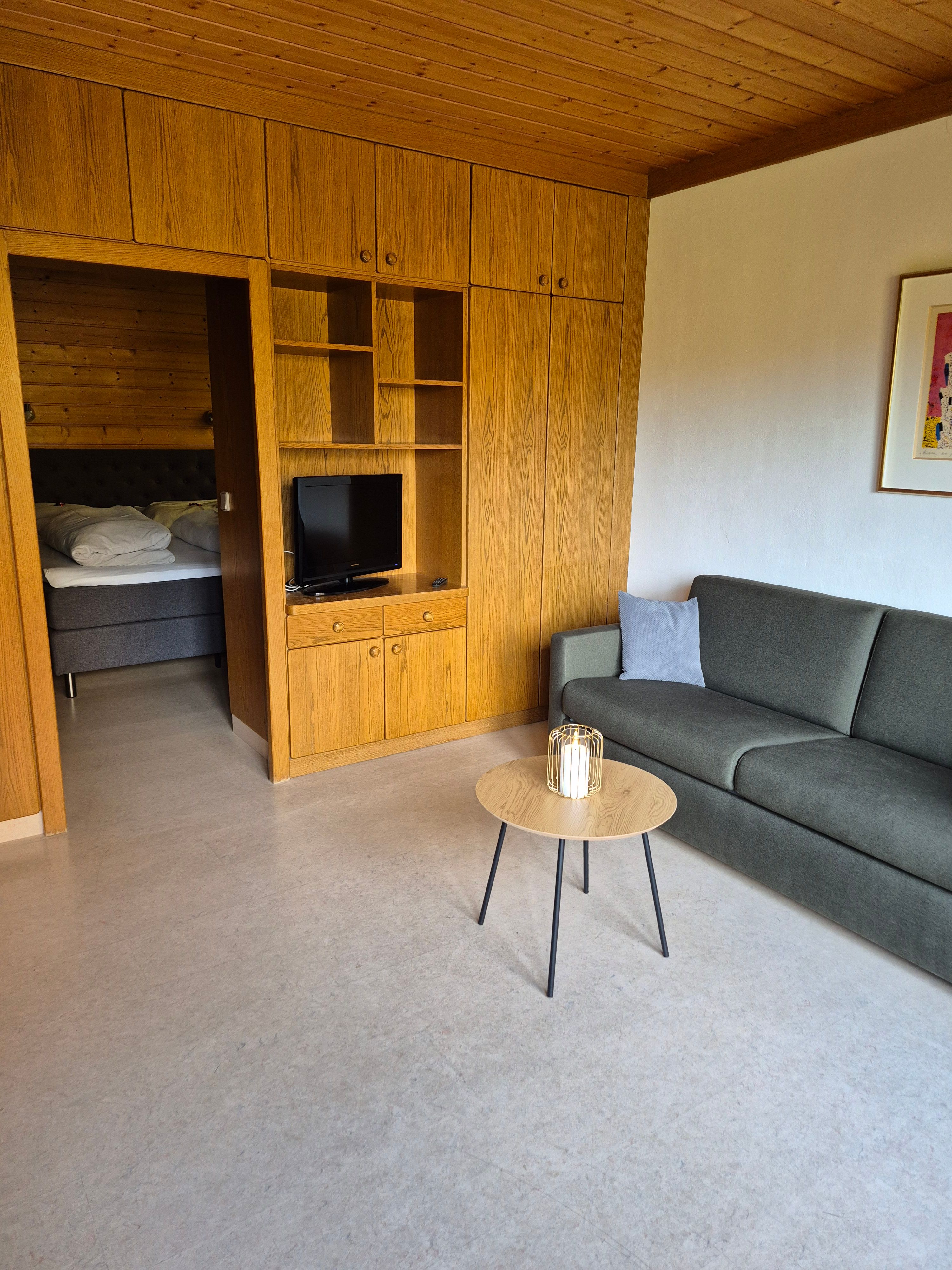 Unser großes Familienzimmer in Bad Kleinkirchheim bietet auf 50 m² viel Platz für Familien und Gruppen. Die Familien-Suite verfügt über 2 Einzelbetten, ein Schlafsofa und ein großes Doppelbett.  Ein privater Balkon mit Bergblick sowie ein eigenes Badezimmer sorgen für hohen Komfort. Die ruhige Lage und die gemütliche Ausstattung machen dieses Familienzimmer im Hotel Restaurant Raunig zur idealen Unterkunft für Ihren Urlaub in Kärnten.