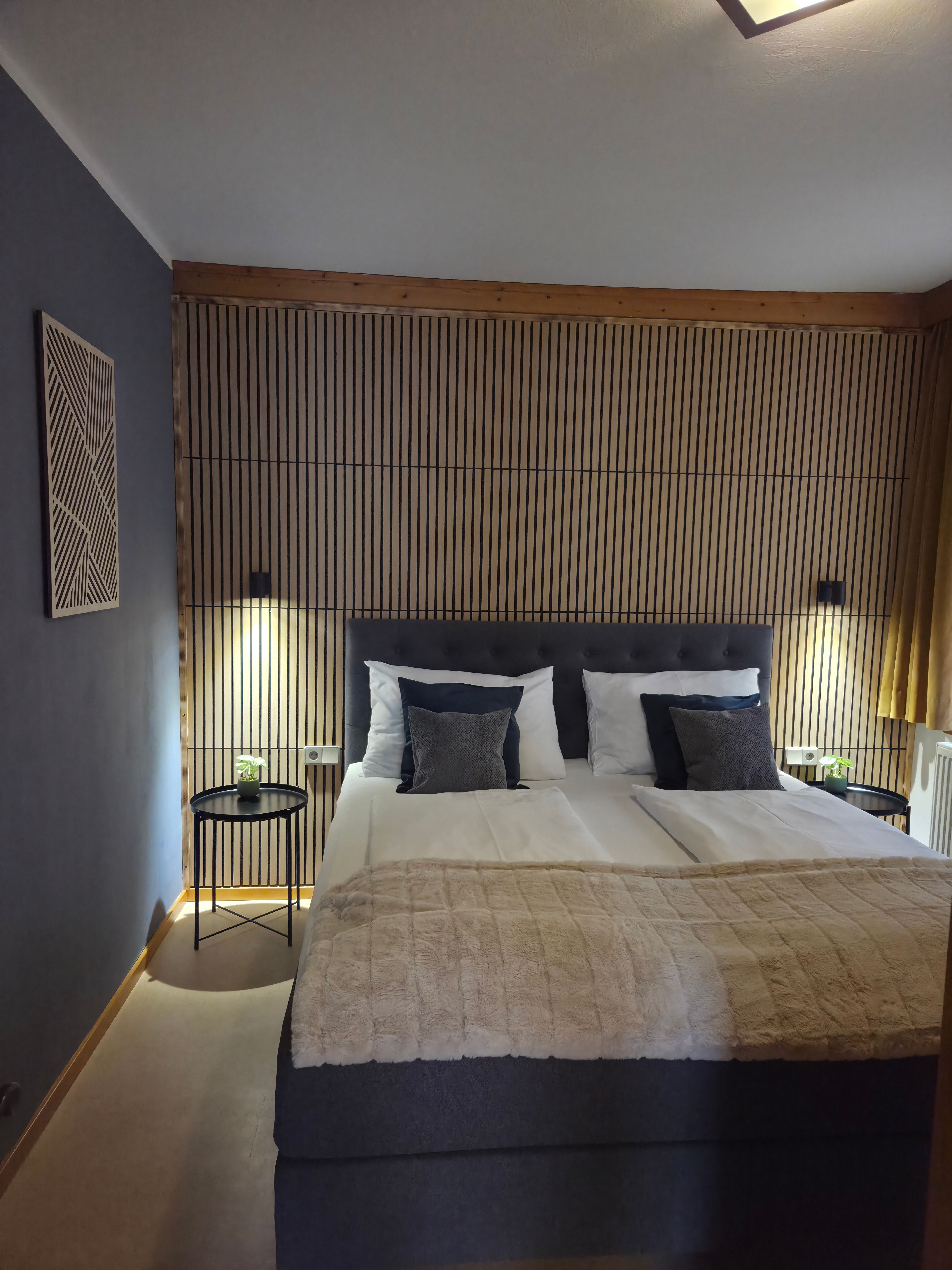 Unser großes Familienzimmer in Bad Kleinkirchheim bietet auf 50 m² viel Platz für Familien und Gruppen. Die Familien-Suite verfügt über 2 Einzelbetten, ein Schlafsofa und ein großes Doppelbett. Ein privater Balkon mit Bergblick sowie ein eigenes Badezimmer sorgen für hohen Komfort. Die ruhige Lage und die gemütliche Ausstattung machen dieses Familienzimmer im Hotel Restaurant Raunig zur idealen Unterkunft für Ihren Urlaub in Kärnten.