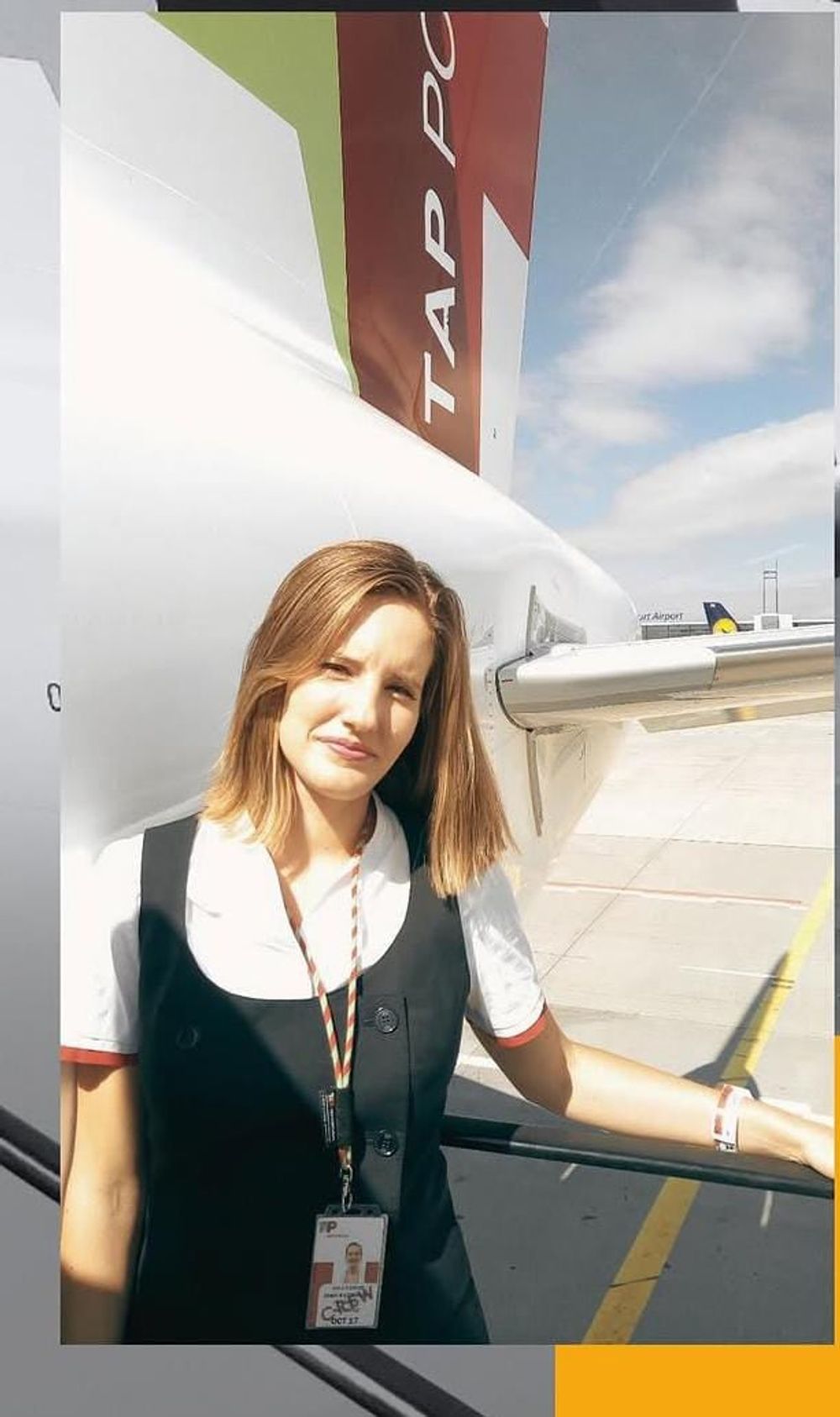 A Anica de uniforme, na placa do aeroporto