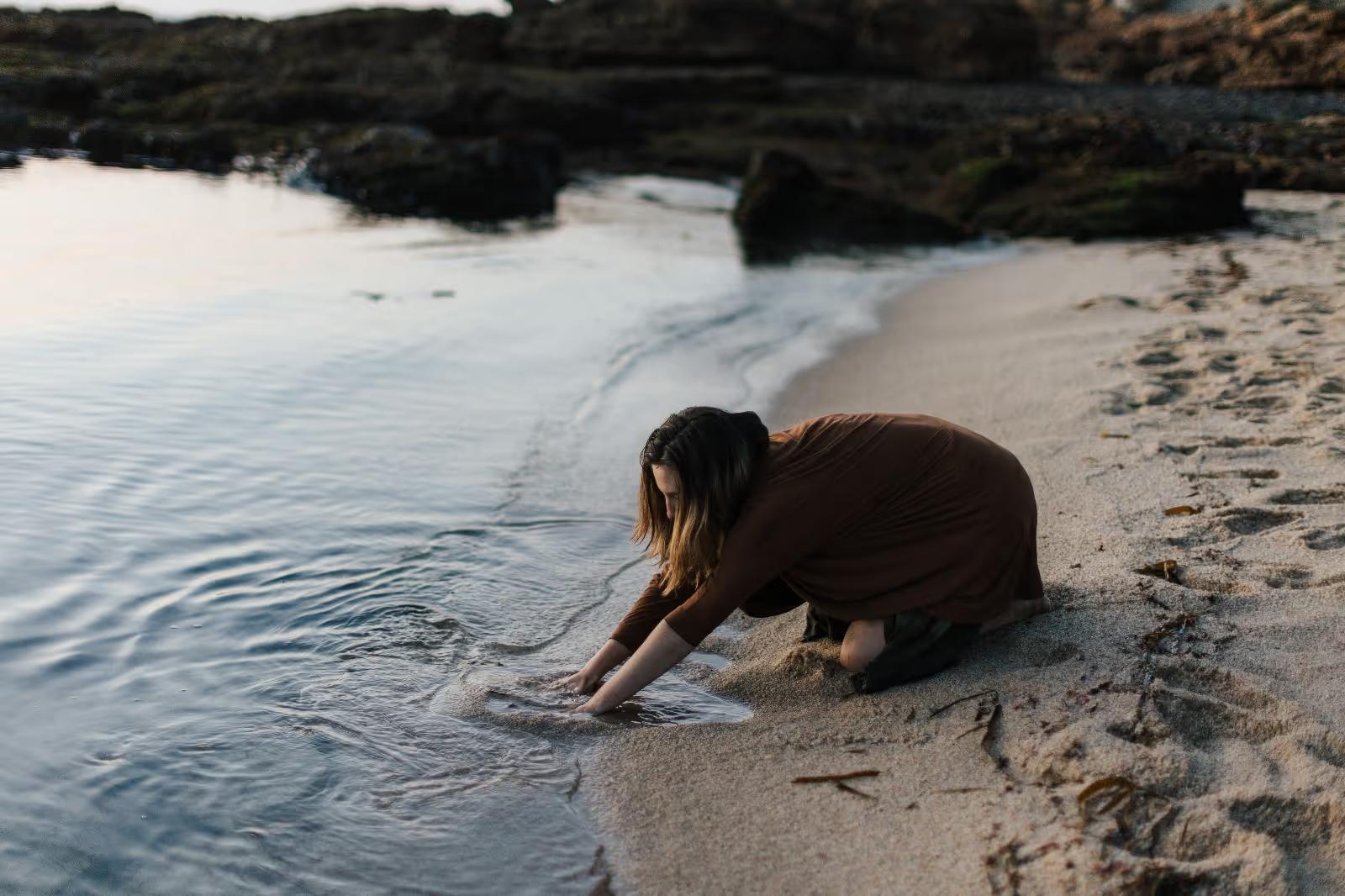 Anica em massagem corporal, elemento Terra, junto ao mar