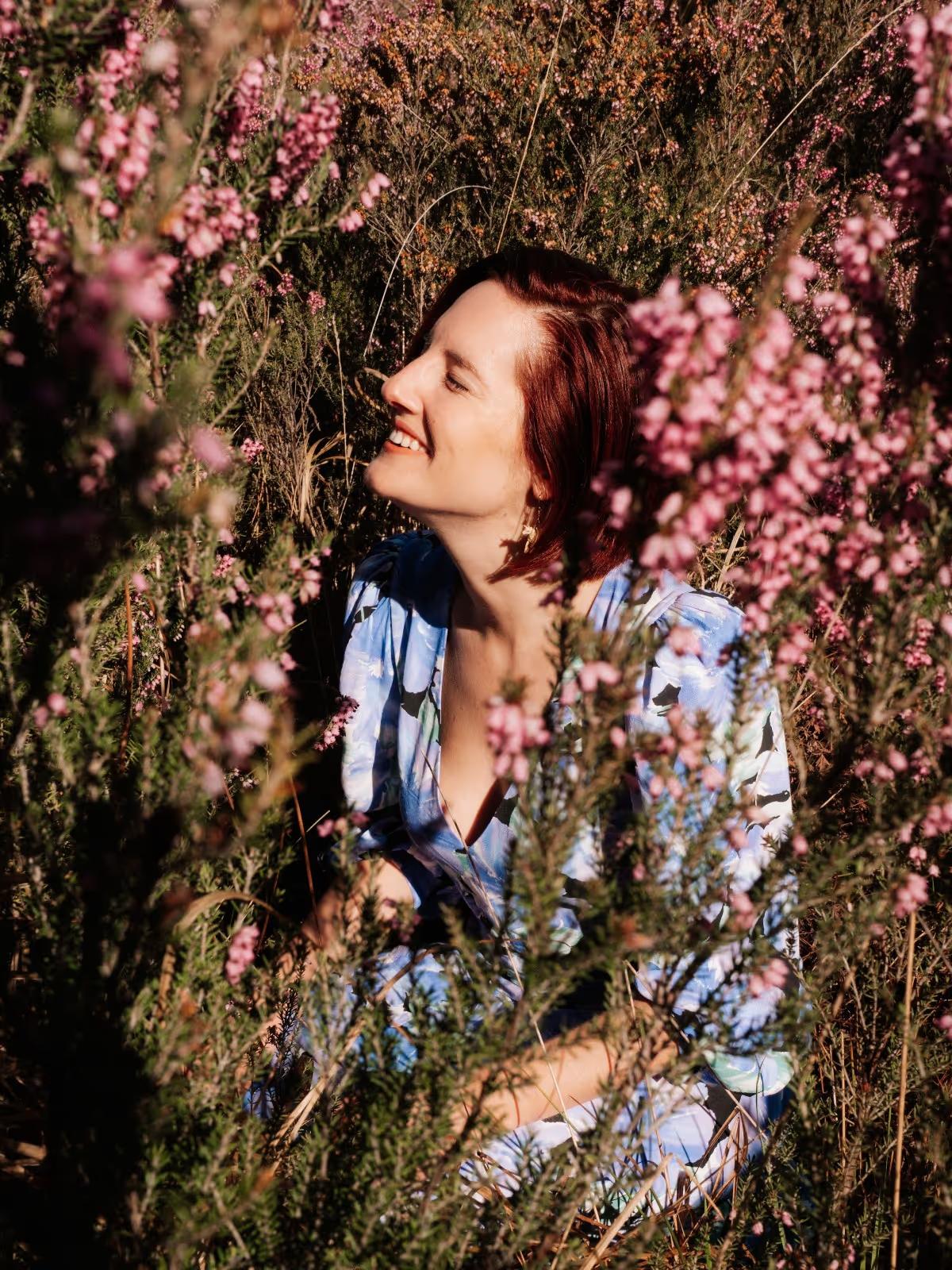 Aromaterapia — Anica de pé rodeada de rosas cor-de-rosa