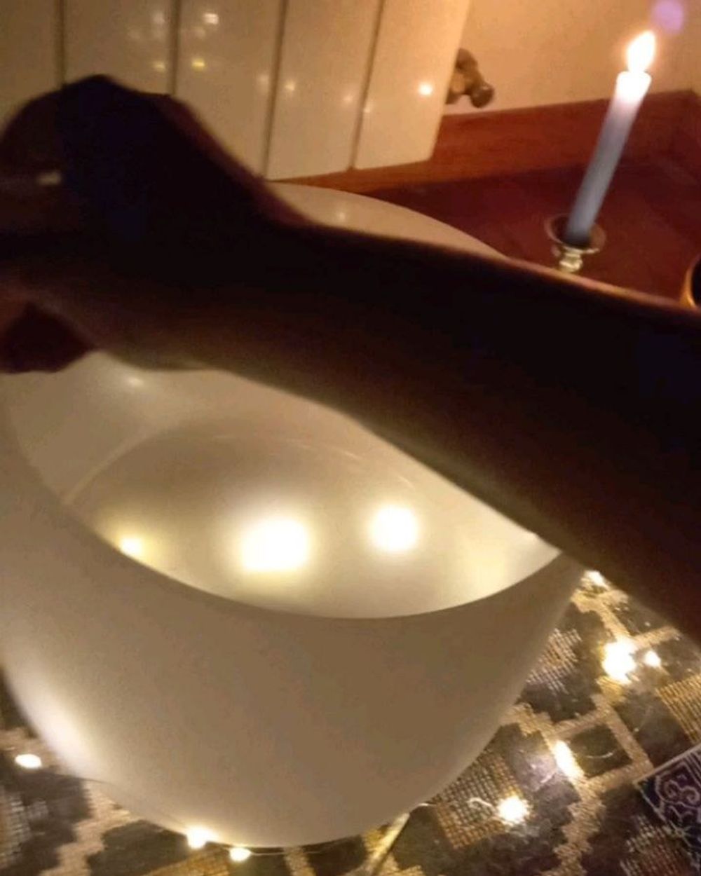 Uma taça de som a ser tocada à luz de uma vela