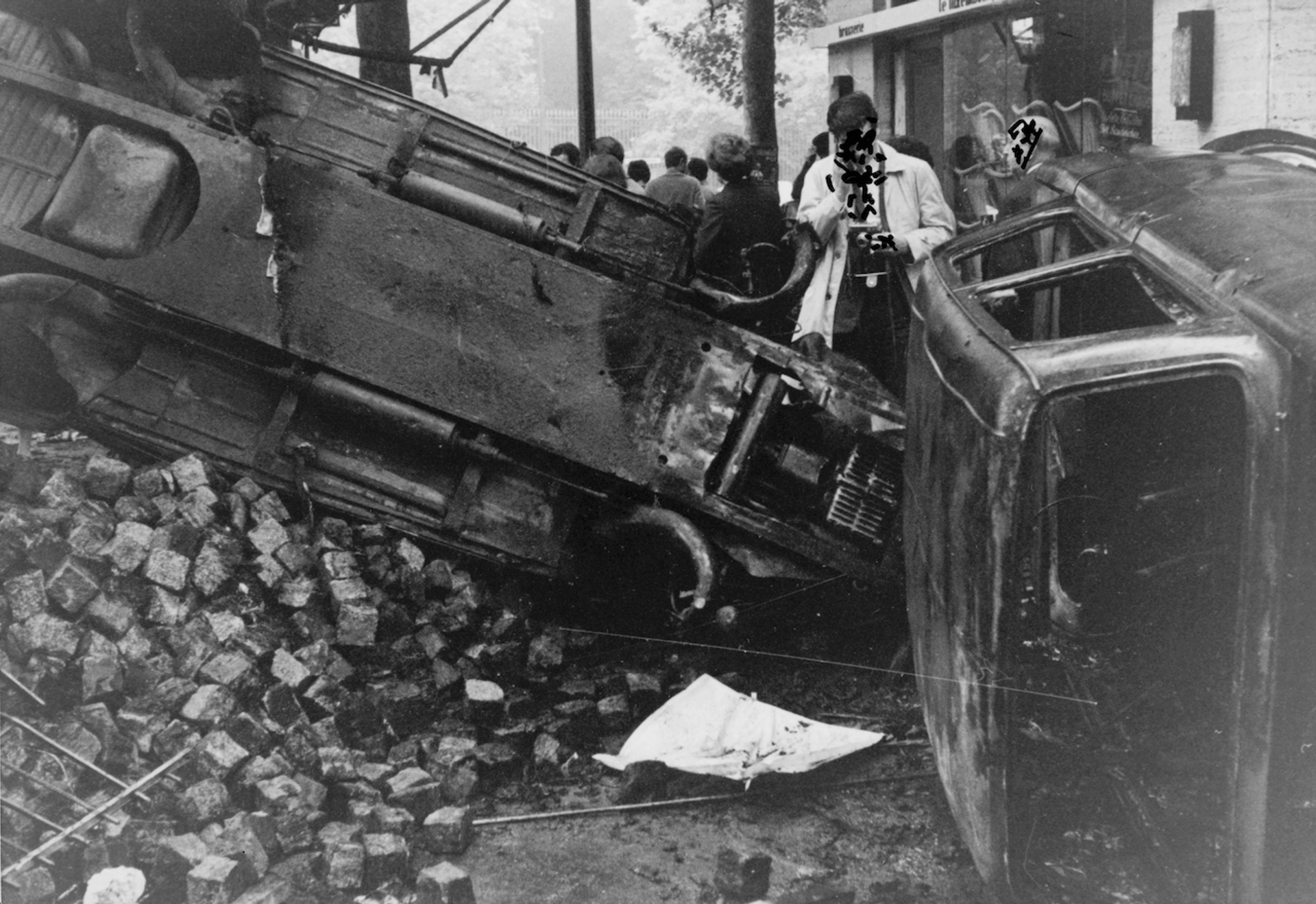 Paris, May 1968. Photographs of the riots, author anonymous Pro-Situationists.
Courtesy Arsenale Institute, Venezia.