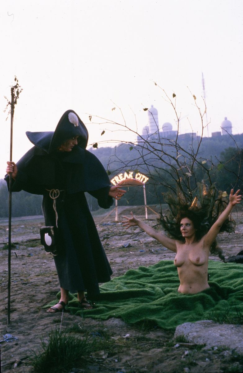 Jacobs Pilger. Magdalena Montezuma, Dephine Seyrig. 1981 © Ulrike Ottinger. Freak Orlando / Berlin, 1981 / Photo: Ulrike Ottinger © Ulrike Ottinger.
