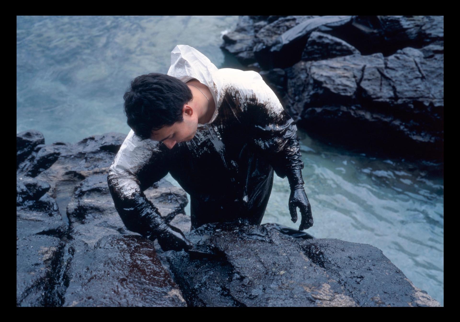Allan Sekula, Volunteer on the Edge (Islas Cies 12-20-02), from the series Black Tide | Marea Negra, 2002–2003.