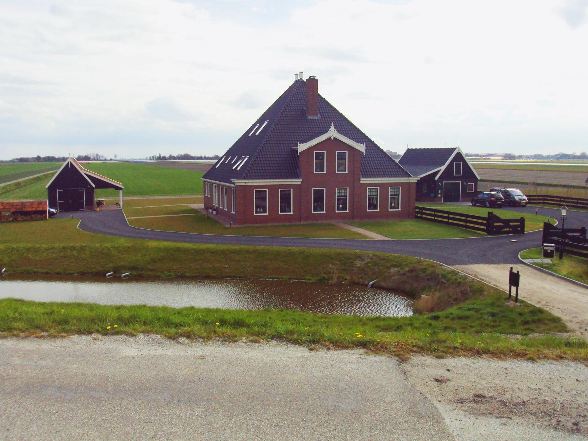 The pyramidal farmhouse, the Stolpboerderij, received UNESCO World Heritage status in the Beemster. It used to house cattle, a family, and feed under one huge unapologetic roof. In new versions, it comes with a double parking space for a pony.