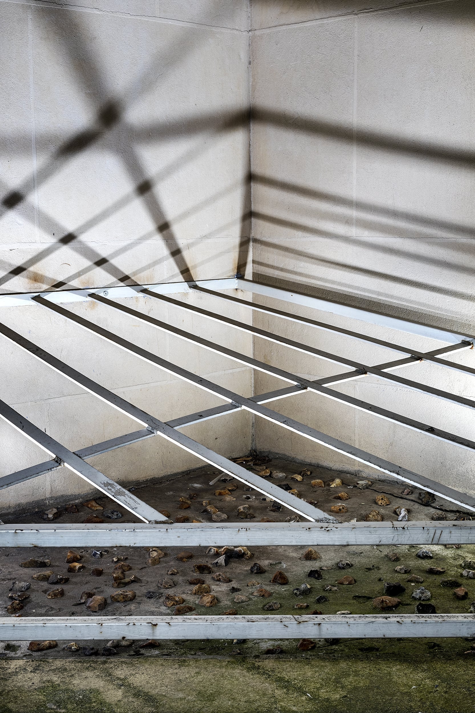 A "protected corner" close to the Gare du Nord in Paris, which changed in two phases: first small stones were laid, later a metal grid was fixed on top. Photo: Julius-Christian Schreiner