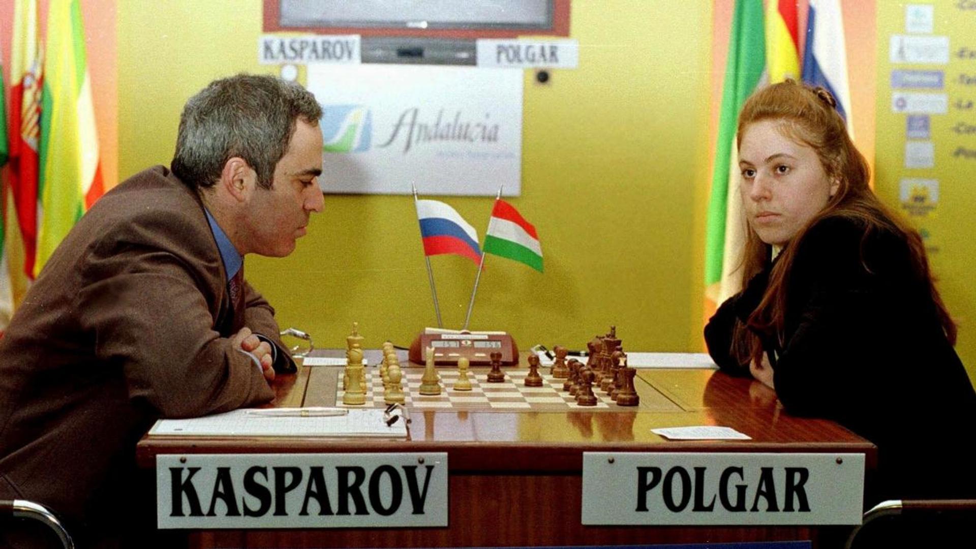 Judit Polgar playing Garry Kasparov in 2001. Photo: Enrique Alonso.