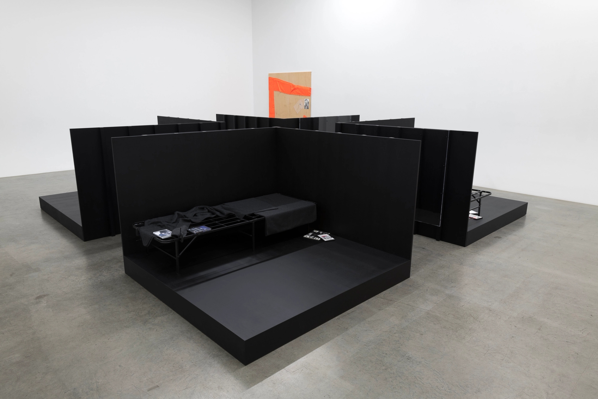 Tom Burr, Compressions, 2022, Galerie Neu
Courtesy the artist and Galerie Neu