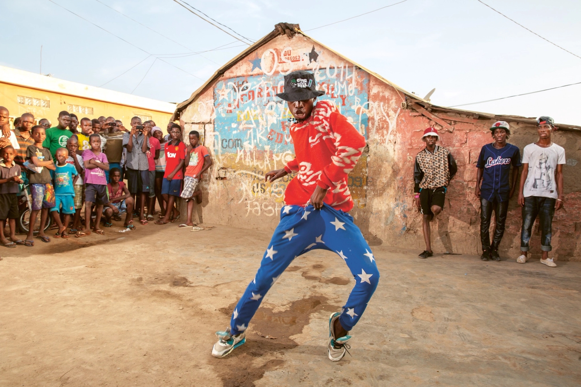 Kudoro fans performing in the neighborhood of Sambizanga, Luanda, 2015, photo: Anita Baumann, @camera_africa_image_bank