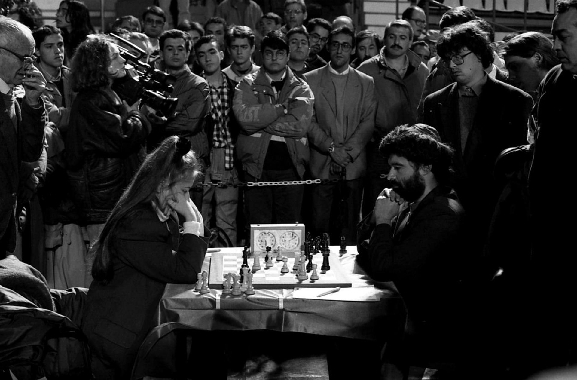 Young Judit Polgár playing chess. Photo: Leonid Yudasin.