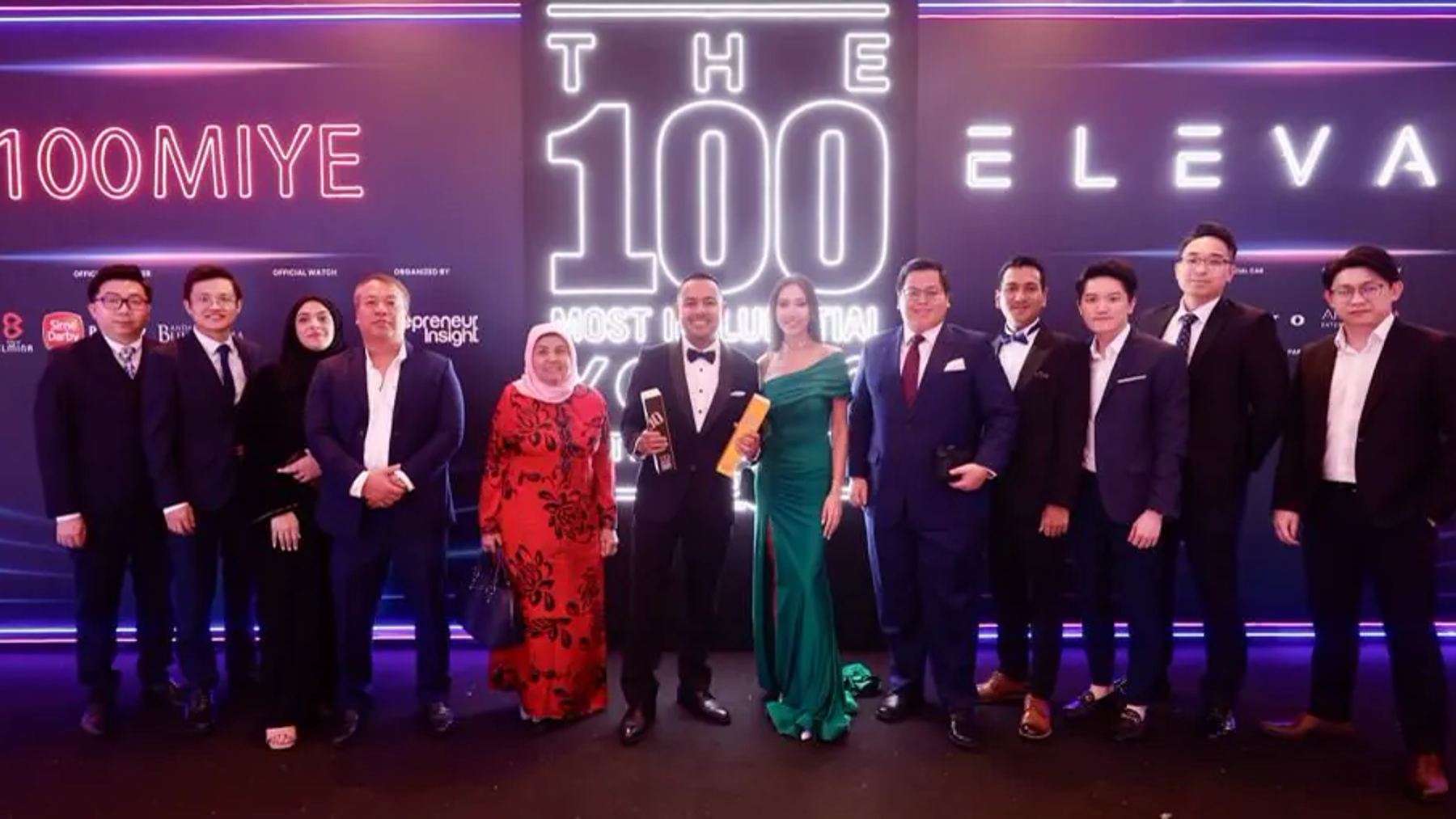 Izmir Mujab receiving an entrepreneurial recognition in Malaysia