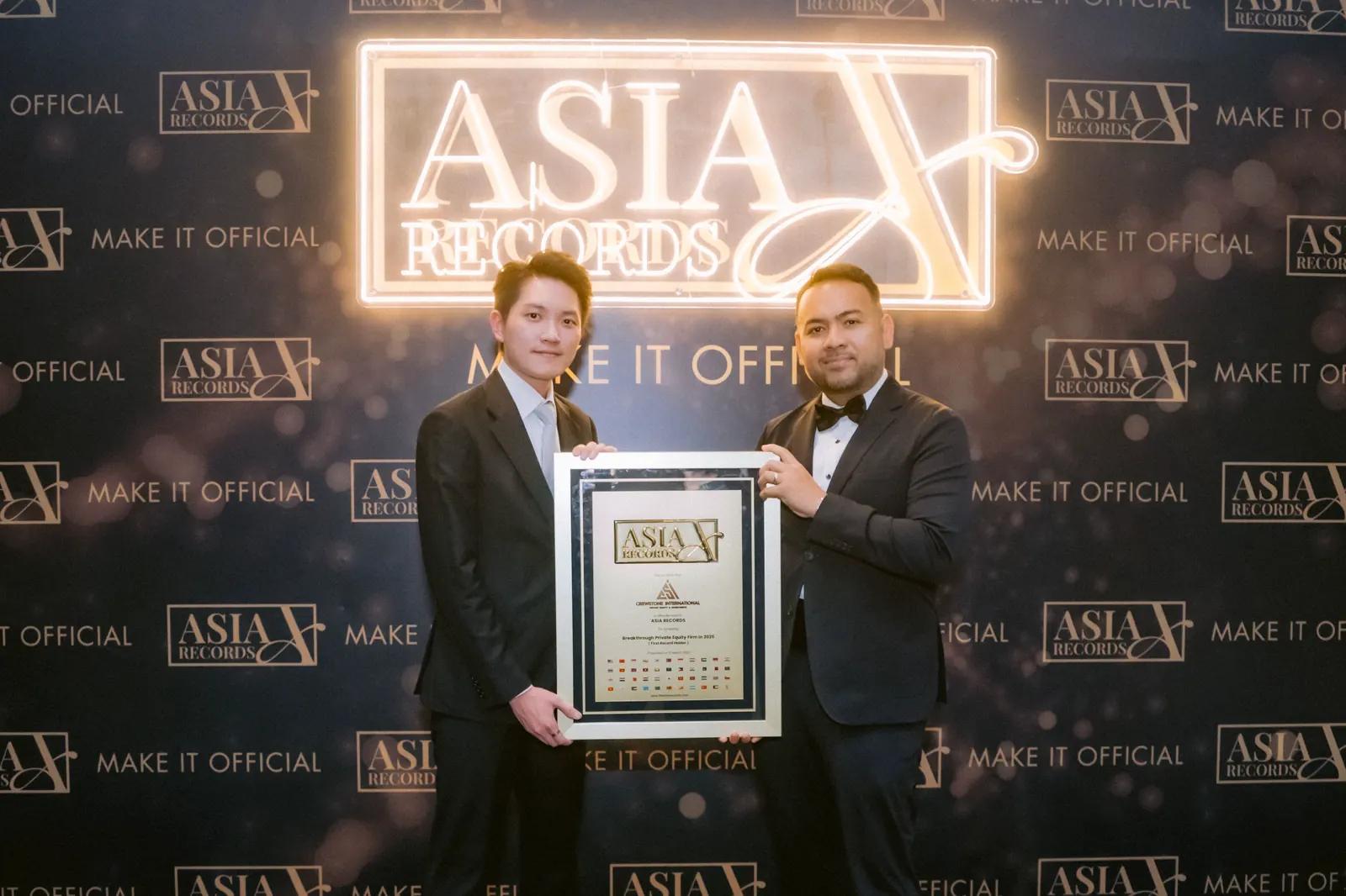 Izmir Mujab receiving the Breakthrough Private Equity Firm 2025 recognition