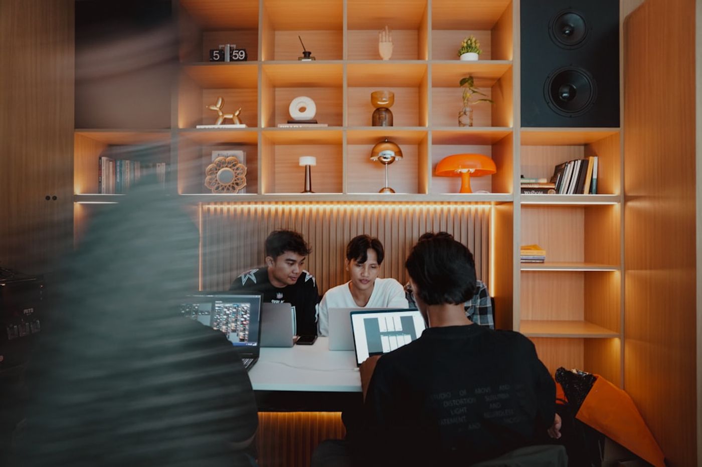 Studio konten cahaya natural dengan backdrop dan props untuk foto produk