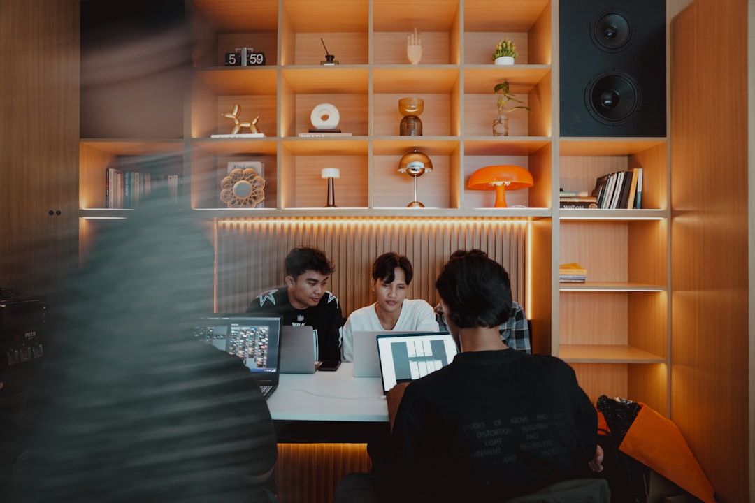 Studio konten cahaya natural dengan backdrop dan props untuk foto produk