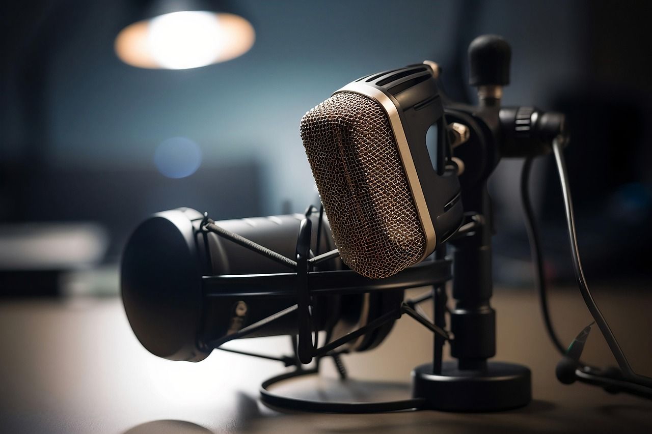 Mikrofon profesional dengan shock mount siap untuk perekaman podcast berkualitas di studio karawaci