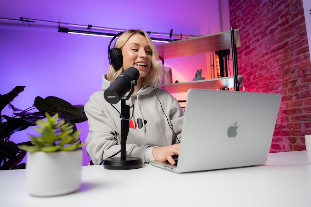 Studio podcast kedap suara dengan gear in-house