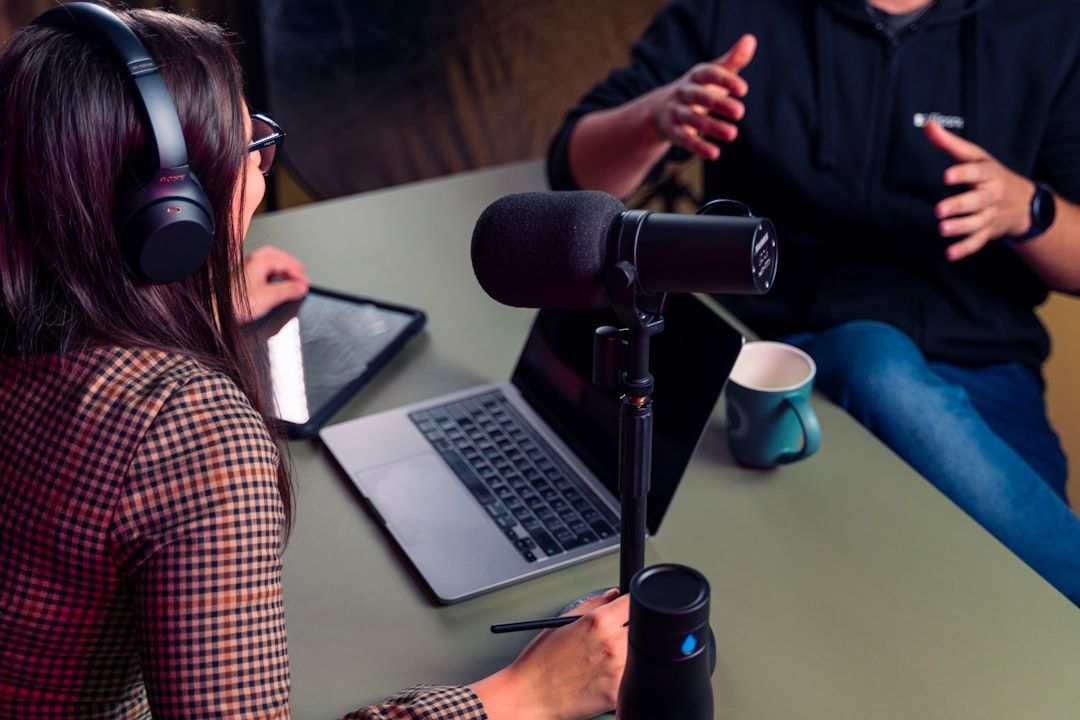 Mic podcast profesional dengan monitor dan aksesori lengkap dalam ruang studio