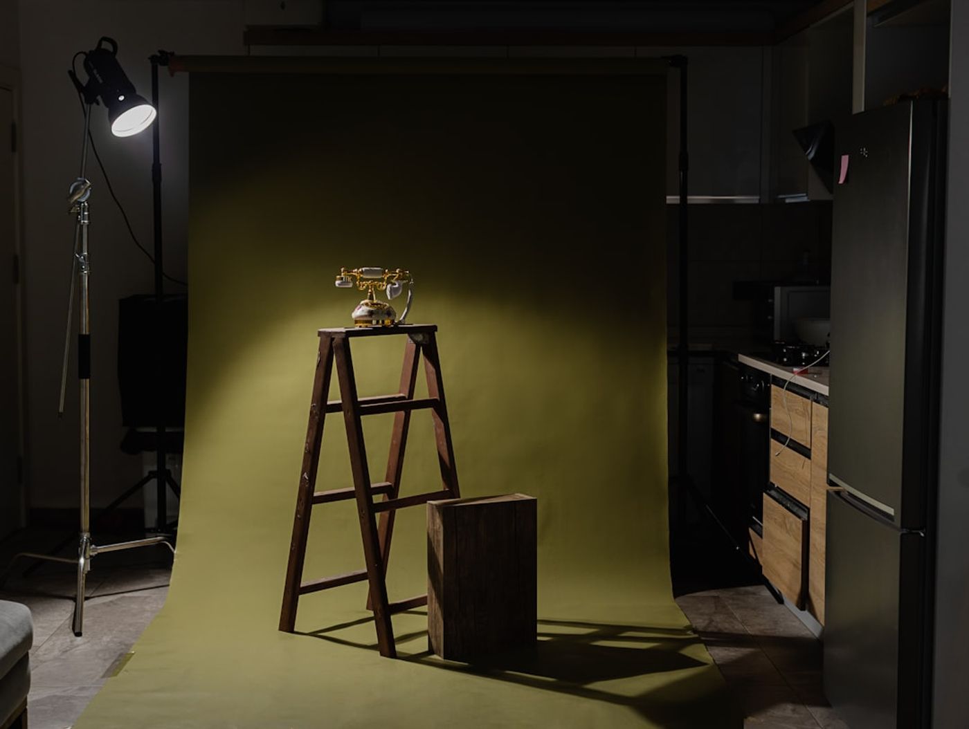 Perbandingan foto produk di rumah versus di studio foto Tangerang