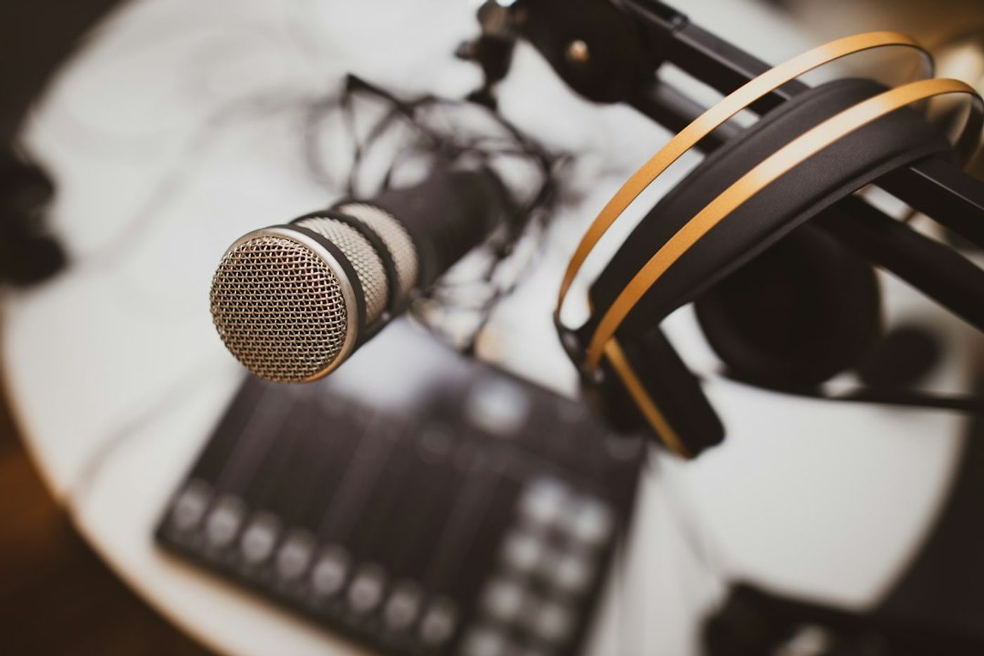 Ruang studio podcast Sauropodcast di Gading Serpong dengan lighting dan TV