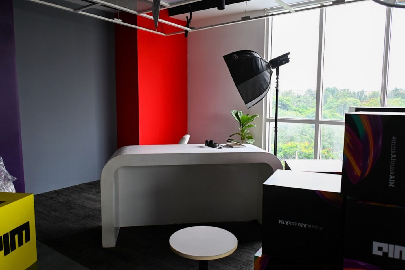 Setup softbox dan reflektor di studio foto Gading Serpong yang diredam suara