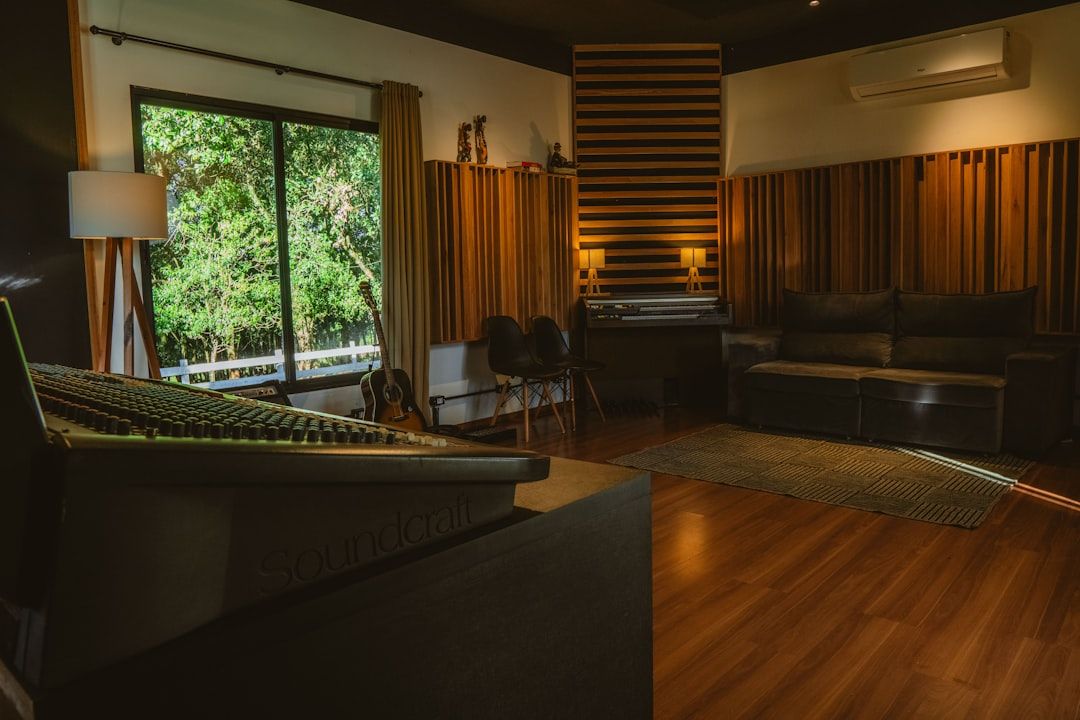 Creator booking dan rekam podcast di studio Gading Serpong