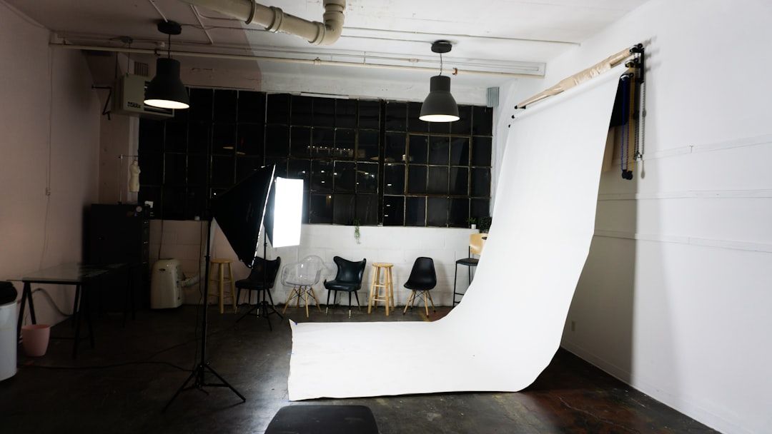 Ruang studio foto produk modern dengan backdrop netral dan pencahayaan profesional terpasang