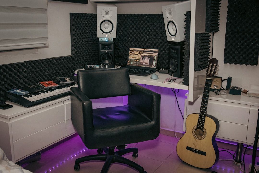 Jam dan meja kontrol di ruang kontrol studio podcast