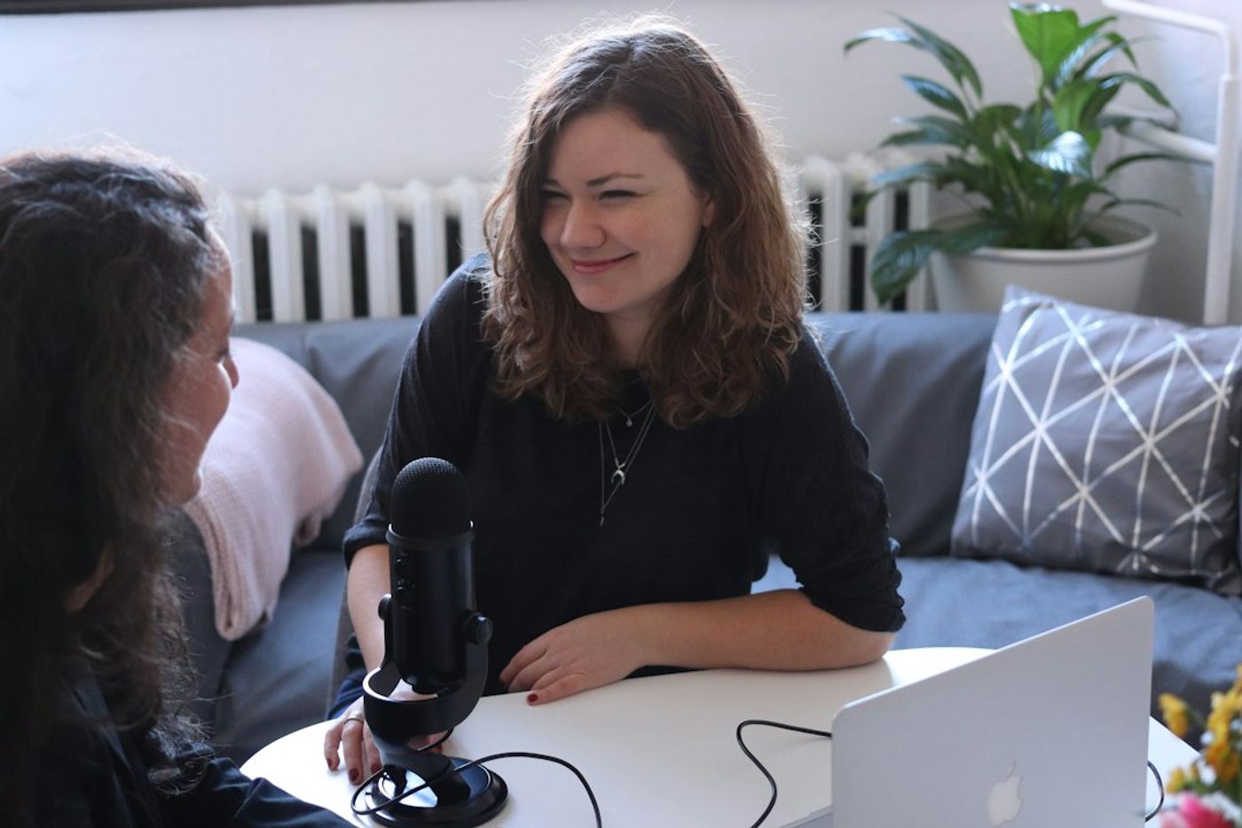 Kreator rekam podcast dengan mic dan perekam di studio