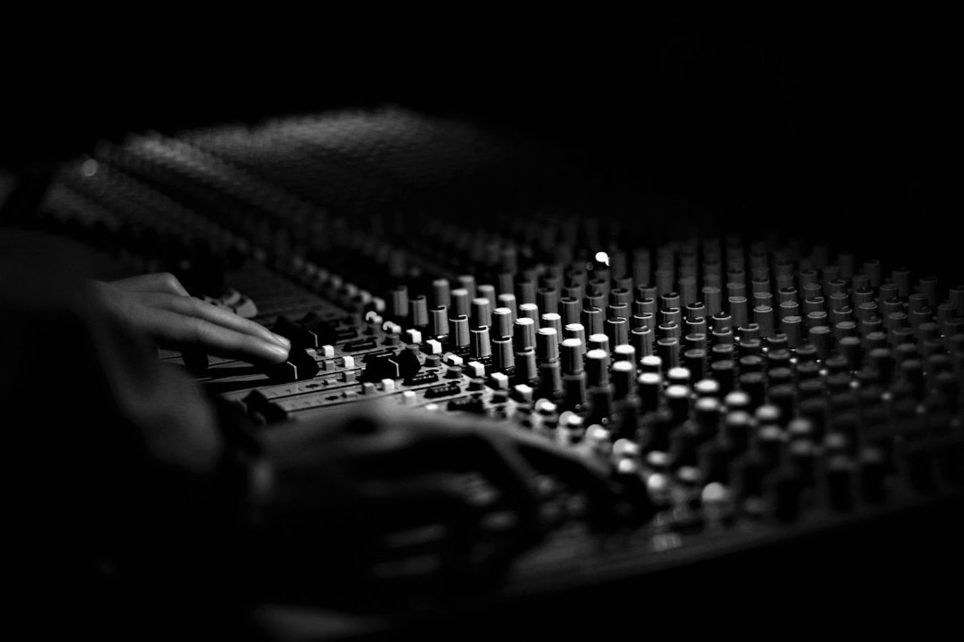 Tabel perbandingan rekam podcast di rumah dan di studio