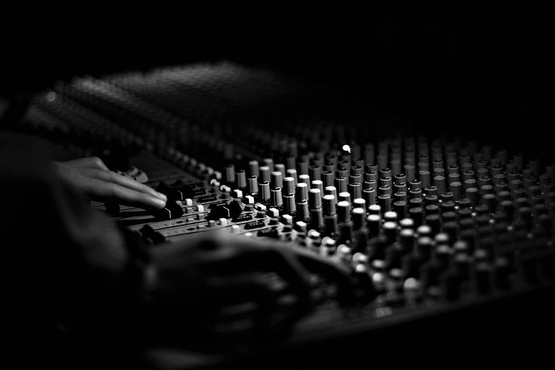 Tabel perbandingan rekam podcast di rumah dan di studio