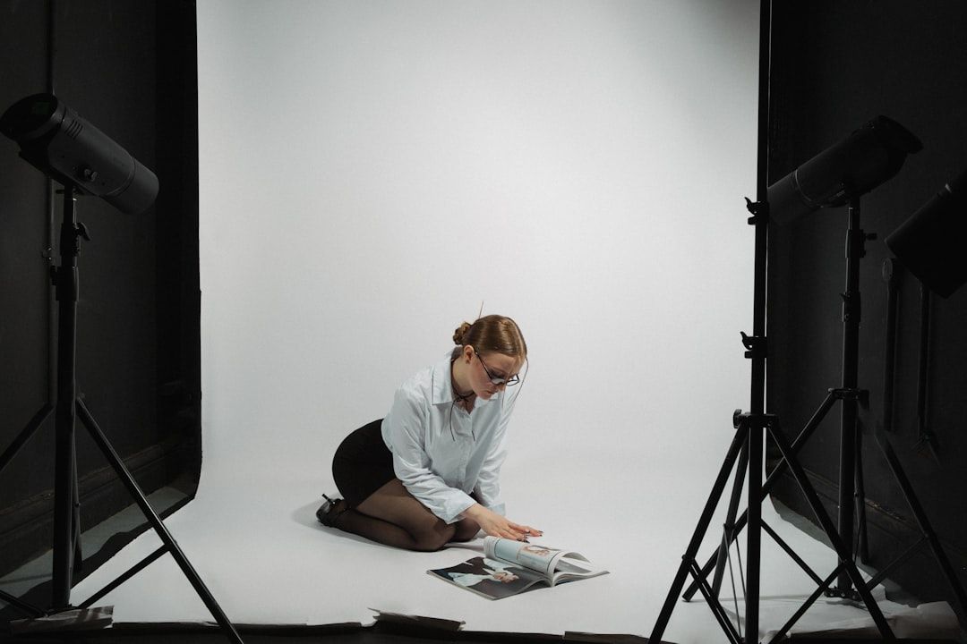 Content creator menunjukkan gaya foto studio sendiri dengan pose yang alami dan pencahayaan optimal