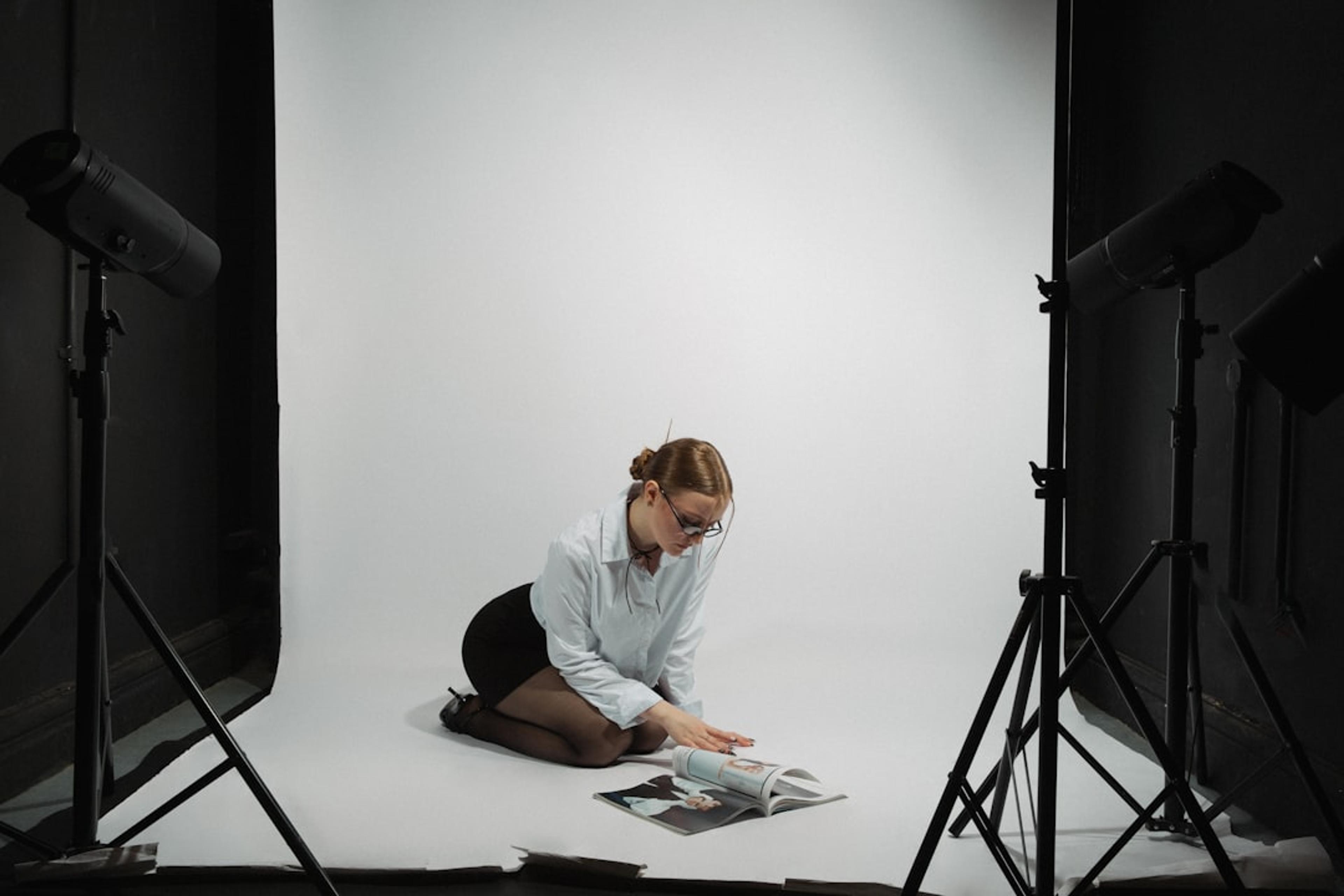 Content creator menunjukkan gaya foto studio sendiri dengan pose yang alami dan pencahayaan optimal