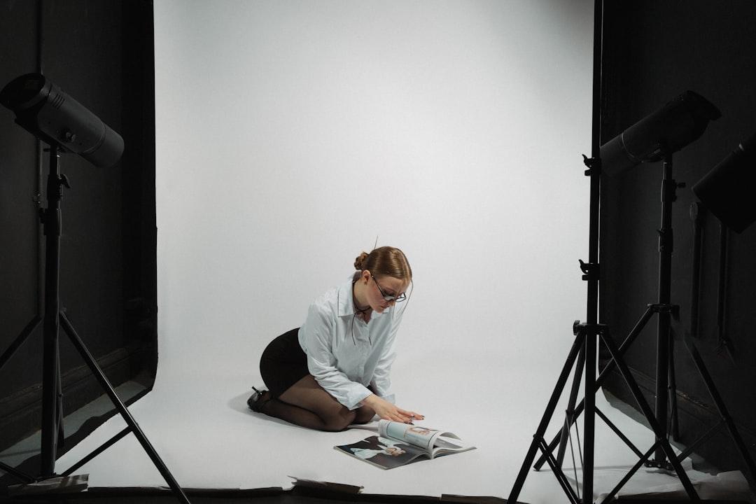 Content creator menunjukkan gaya foto studio sendiri dengan pose yang alami dan pencahayaan optimal