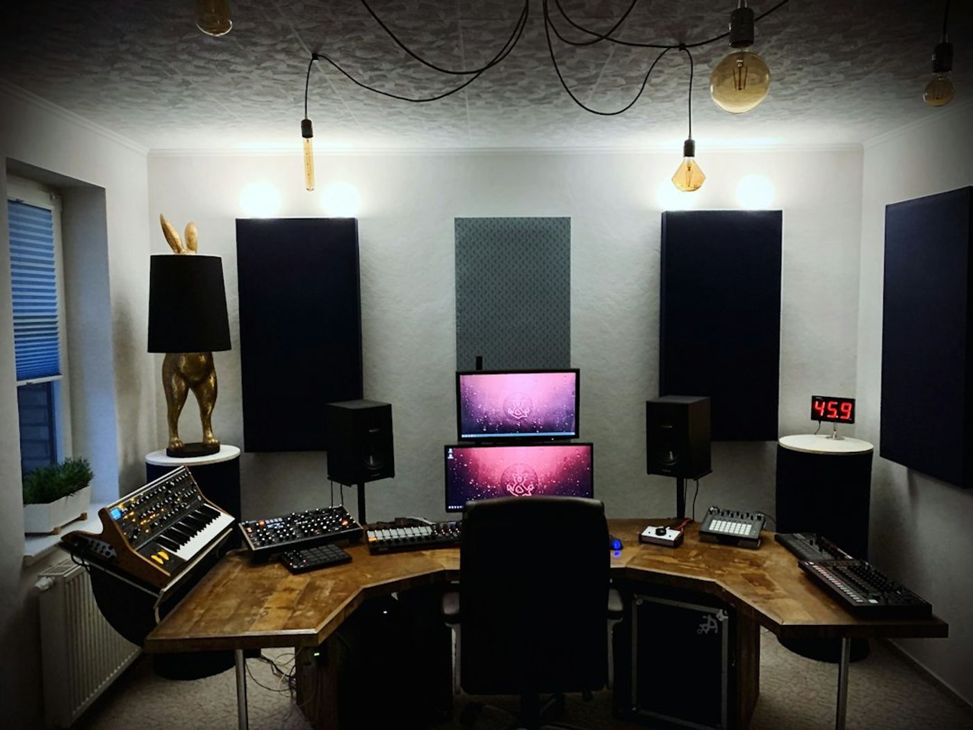 Format podcast solo, duo, dan panel di studio
