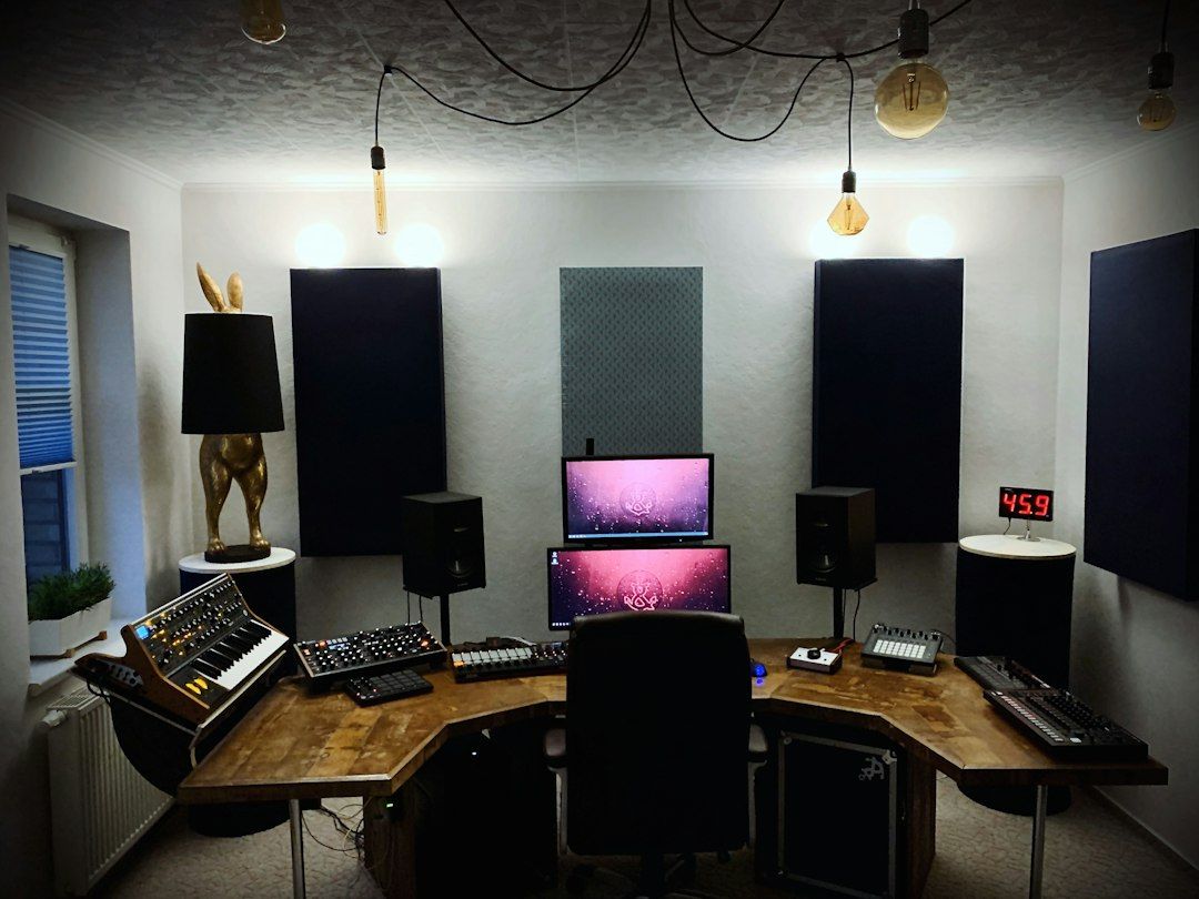 Format podcast solo, duo, dan panel di studio
