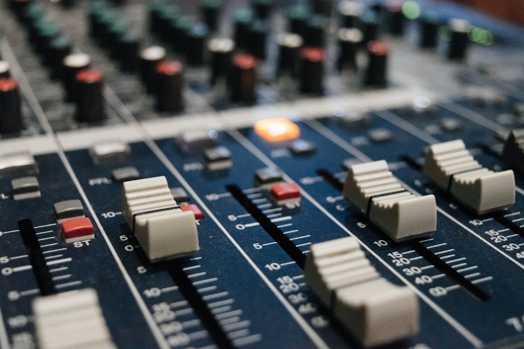 Ruang podcast kedap suara Sauropod dengan mic dan multicam siap pakai