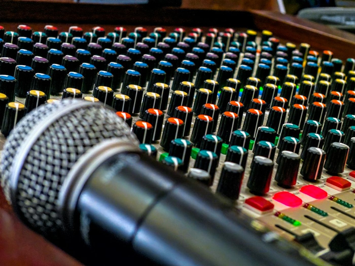 Dua mic Rode dan Zoom PodTrak untuk rekaman podcast berdua