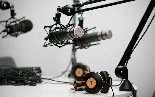 Studio podcast modern dengan mic stand, acoustic panel, dan setup recording profesional di Tangerang