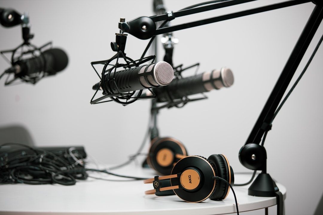 Studio podcast modern dengan mic stand, acoustic panel, dan setup recording profesional di Tangerang