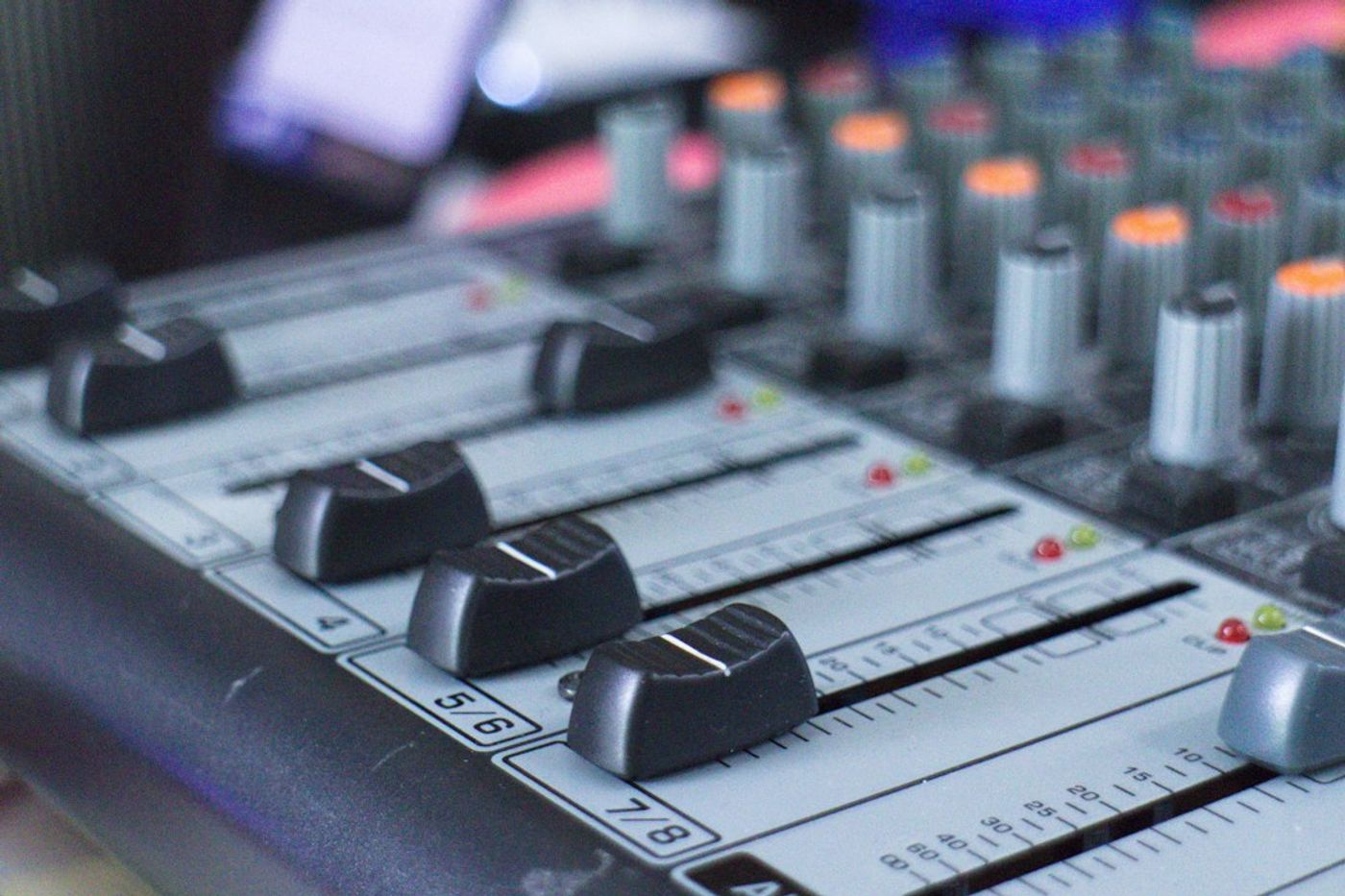 Sesi batch recording podcast multicam di studio
