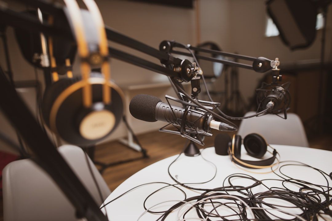 Interior studio podcast modern dengan peralatan rekaman dan sistem pencahayaan profesional