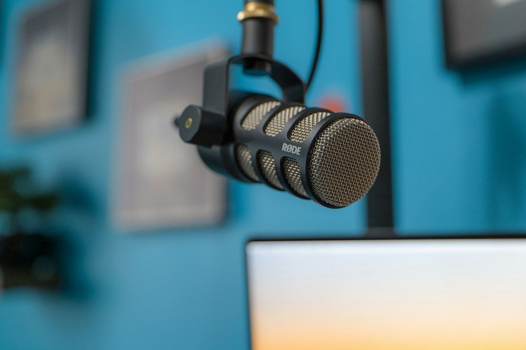 Meja kerja studio podcast untuk 1-2 orang dengan mikrofon profesional dan perlengkapan rekaman