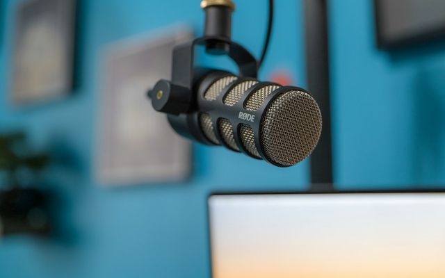 Meja kerja studio podcast untuk 1-2 orang dengan mikrofon profesional dan perlengkapan rekaman