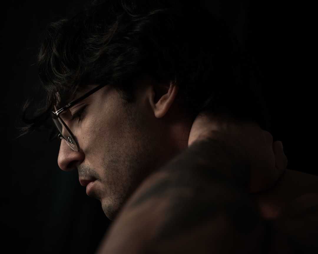 Model cowok mendemonstrasikan pose foto di studio dengan pencahayaan profesional dan berbagai angle