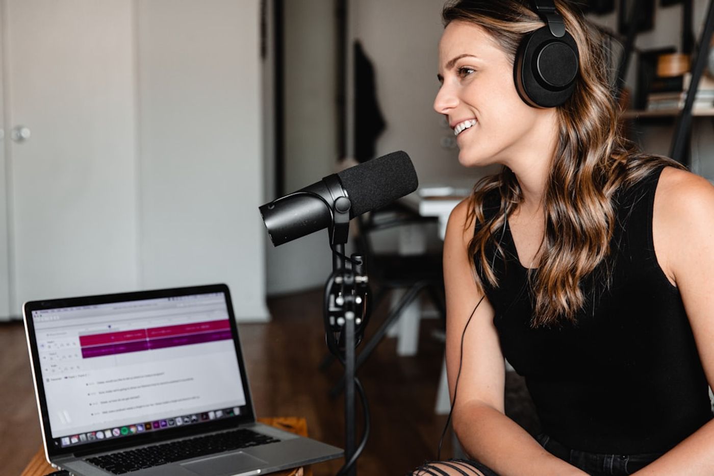 Mic dan mixer podcast di atas meja studio