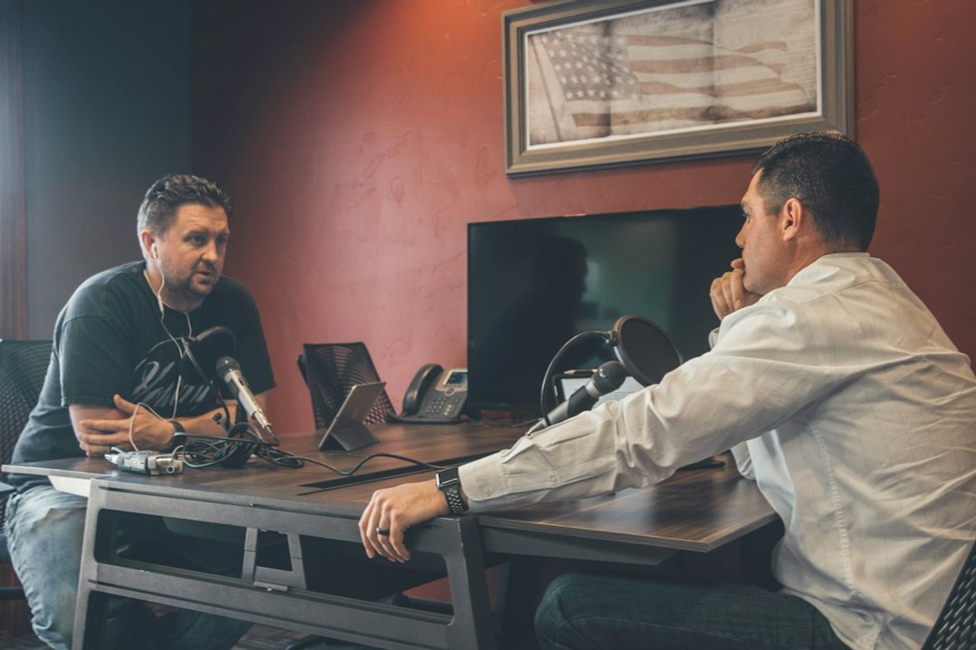 Perbandingan rekam internal sederhana dan produksi podcast di studio profesional