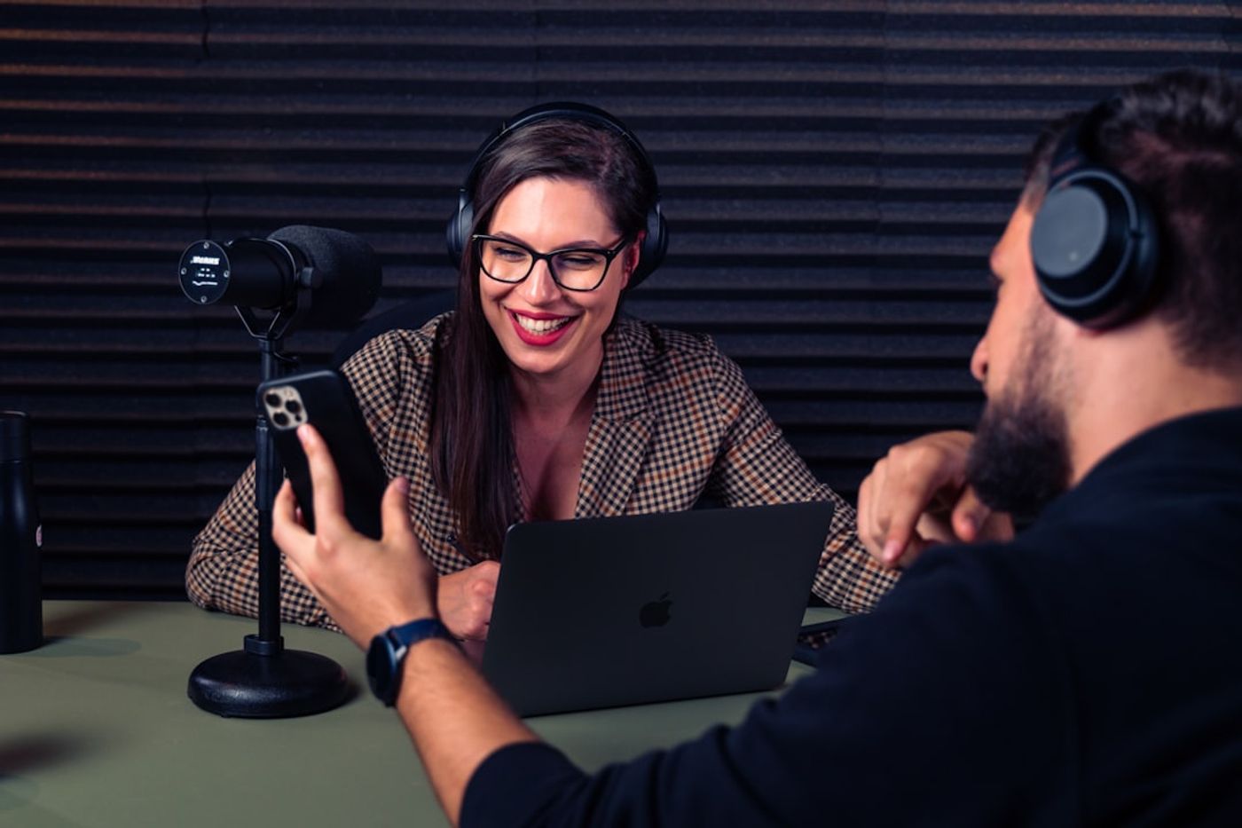 Podcaster mengecek setup mic dan mixer sebelum sesi rekaman