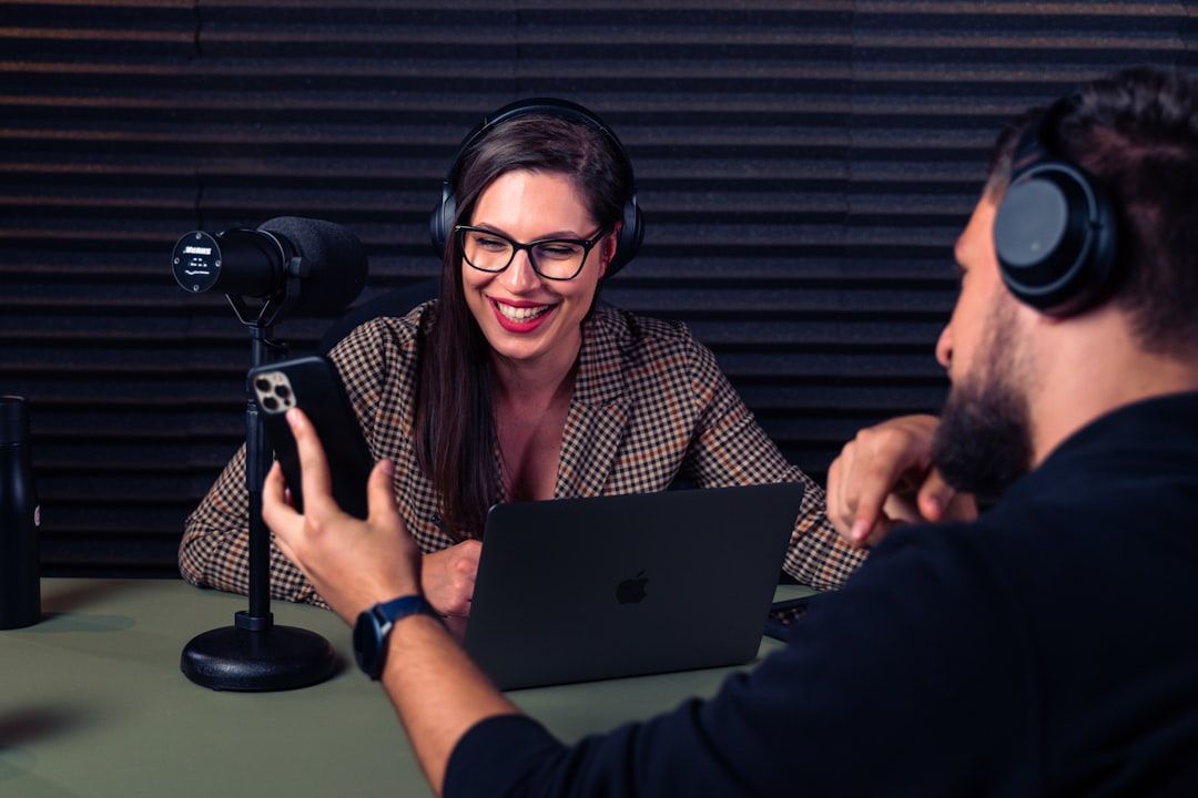 Podcaster mengecek setup mic dan mixer sebelum sesi rekaman
